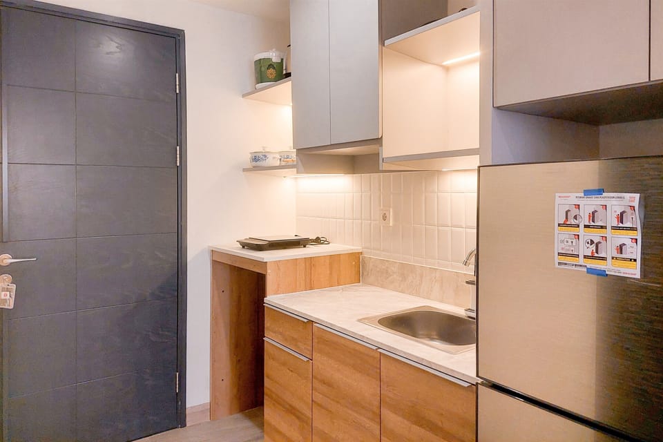 Deluxe Studio | Private kitchen | Fridge, stovetop, rice cooker, dining tables