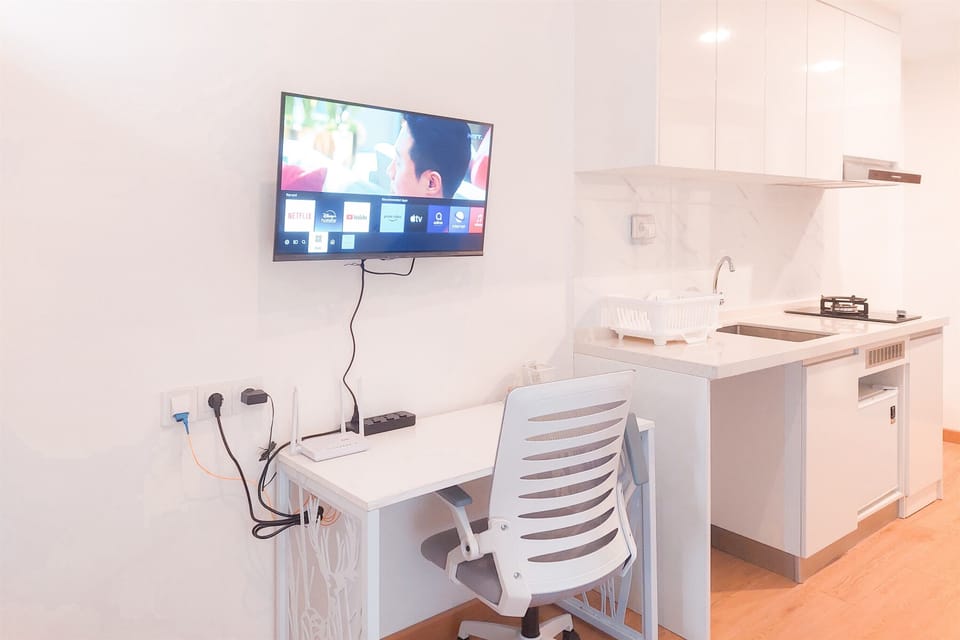 Deluxe Studio | Desk