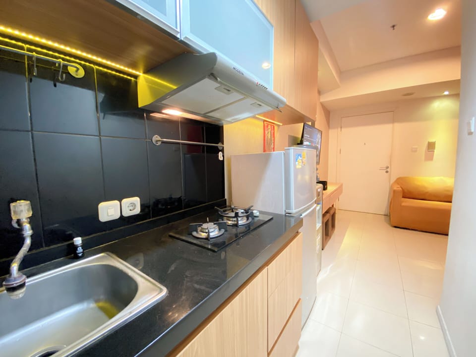 Deluxe Apartment | Private kitchen | Fridge, stovetop, rice cooker, dining tables