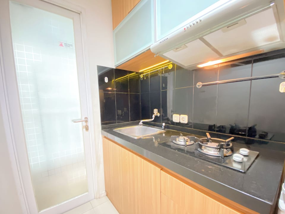 Deluxe Apartment | Private kitchen | Fridge, stovetop, rice cooker, dining tables