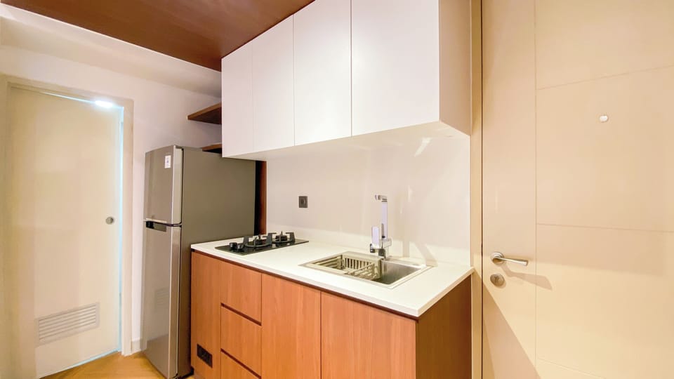 Deluxe Apartment | Private kitchen | Fridge, stovetop, rice cooker, dining tables