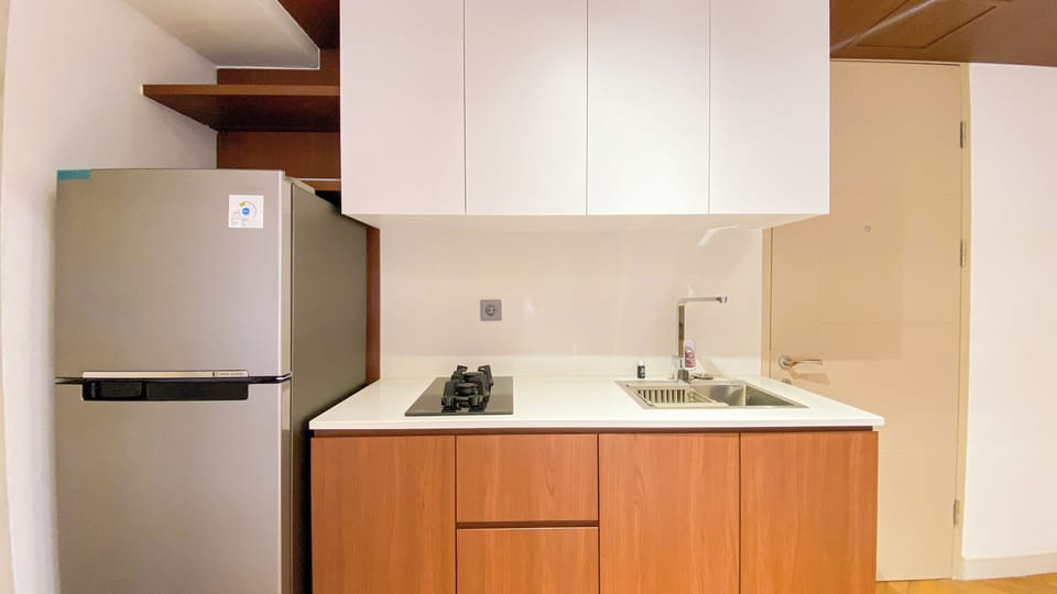 Deluxe Apartment | Private kitchen | Fridge, stovetop, rice cooker, dining tables