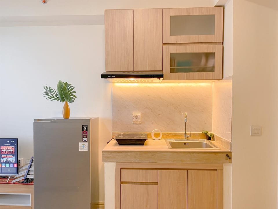 Deluxe Apartment | Private kitchen | Fridge, stovetop, rice cooker, dining tables