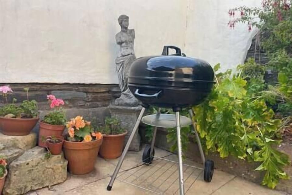 Coal BBQ in private garden area. (Charcoal not provided)