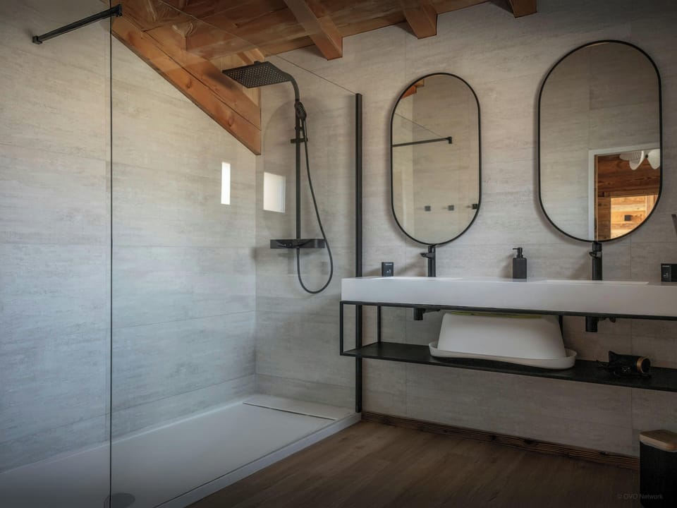 Shower room - Bedroom 1