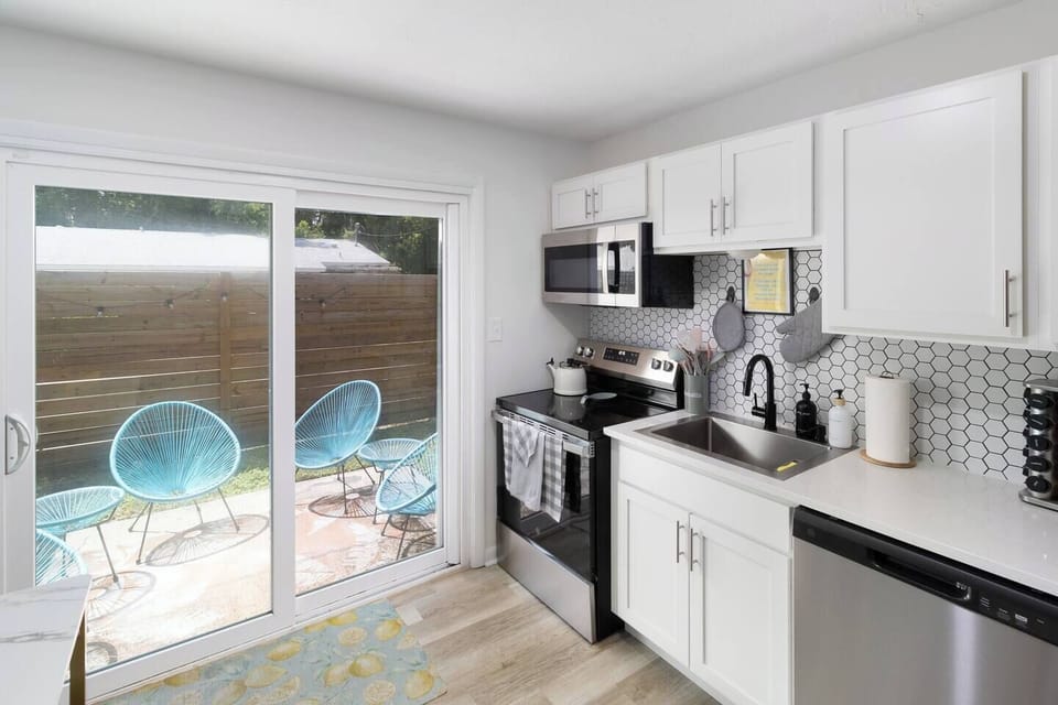 Kitchen Wonderland: Sun-soaked space with modern touches and a vibrant patio retreat!