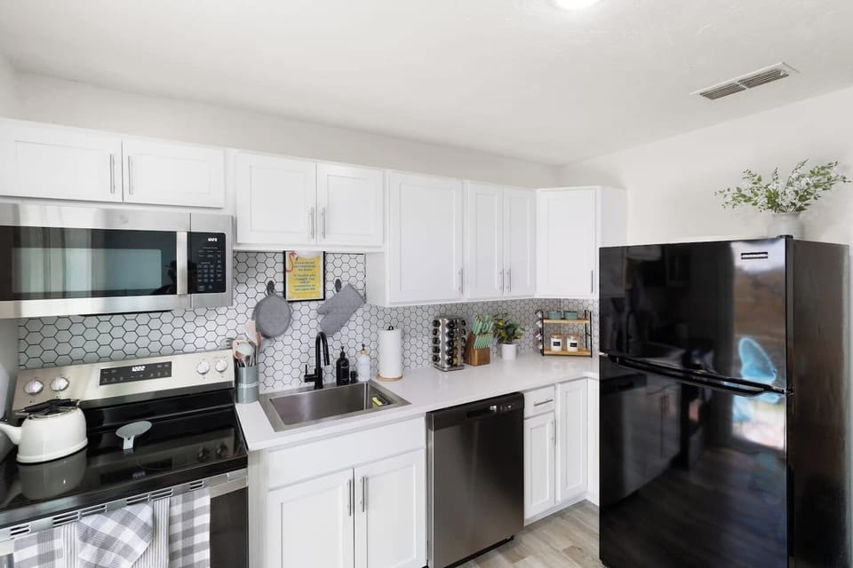 Modern Kitchen: Cook up a storm in this stylish, fully equipped kitchen with chic decor and ample space!