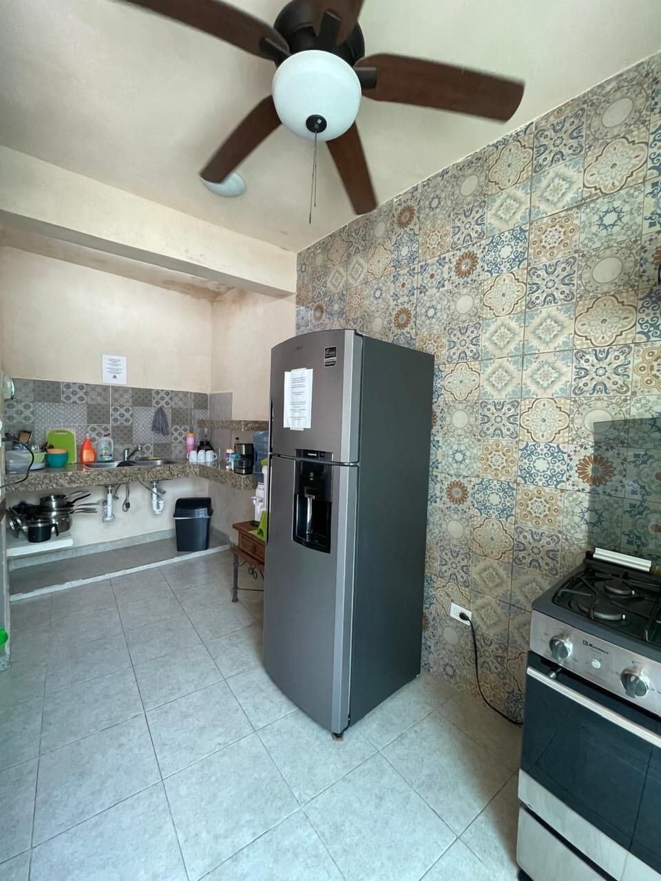 Full-size fridge, microwave, oven, stovetop