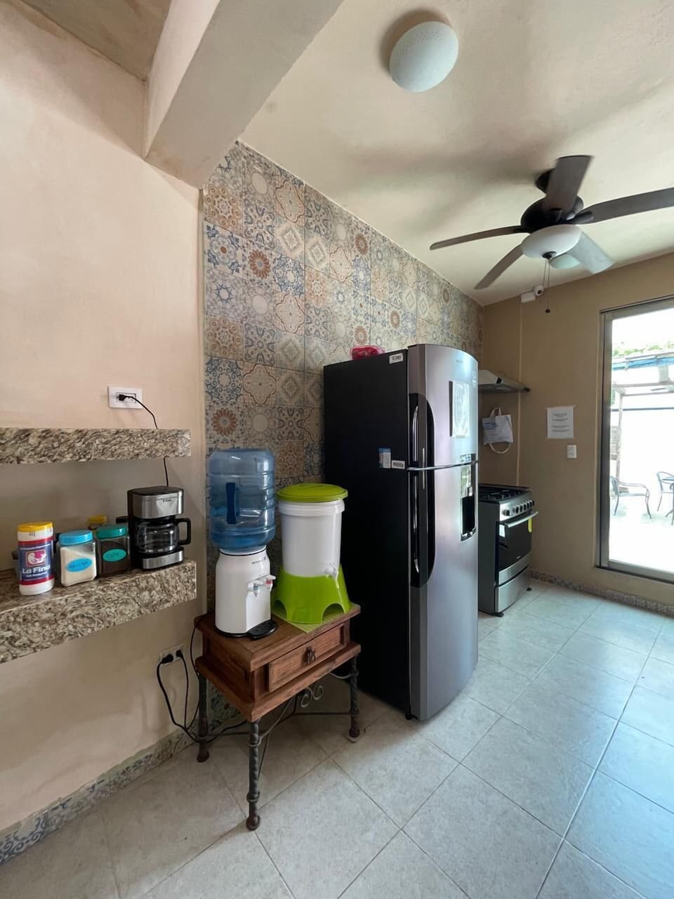 Full-size fridge, microwave, oven, stovetop