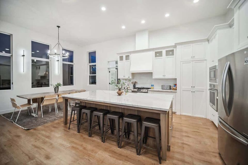Large kitchen with ample seating for 20+