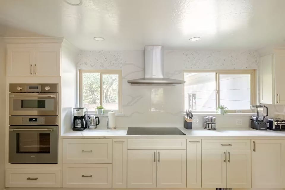 Fully updated Chef’s kitchen