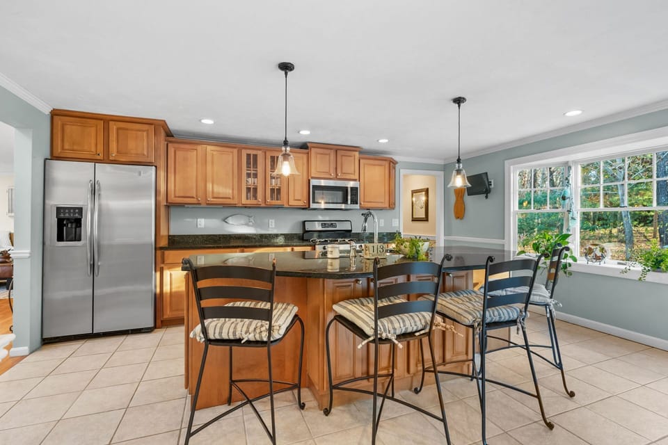 Large eat in kitchen with countertop seating for 4
