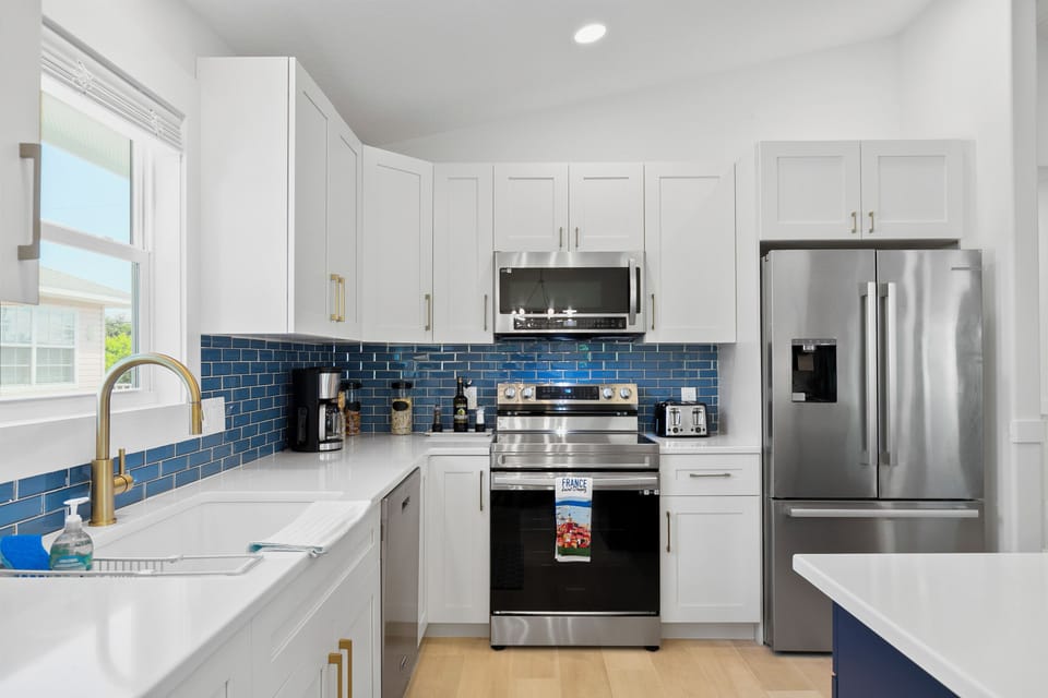 Premium new stainless appliances Dishwasher, microwave, refrig/freezer makes ice
