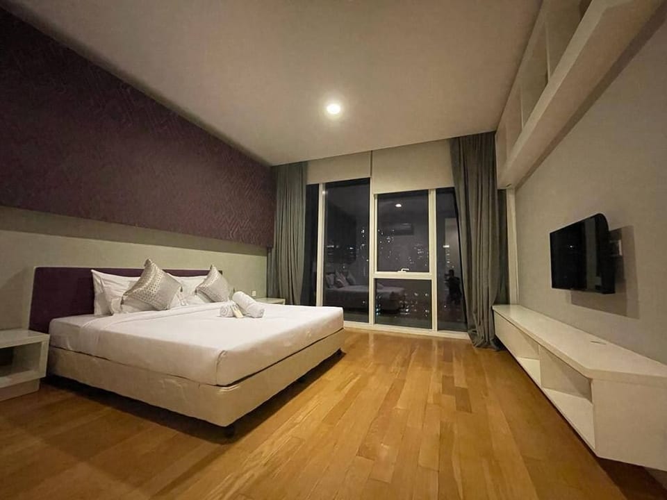 Egyptian cotton sheets, premium bedding, laptop workspace, soundproofing