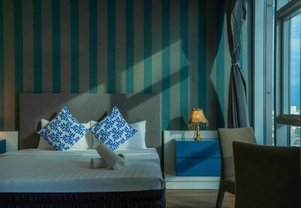 Business Apartment | Egyptian cotton sheets, premium bedding, laptop workspace, soundproofing