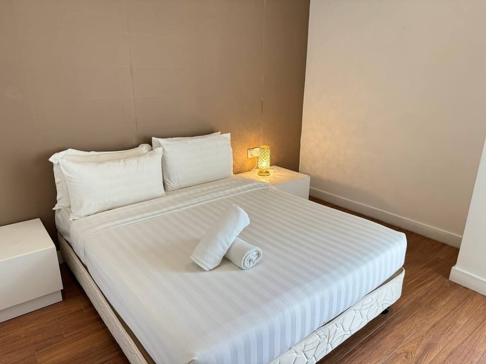 Deluxe Single Room | Egyptian cotton sheets, premium bedding, laptop workspace, soundproofing