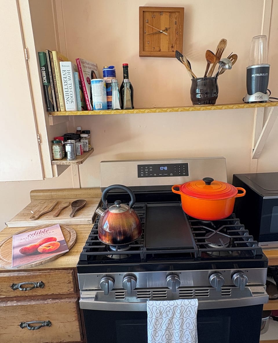 Kitchen stove w/ammenities