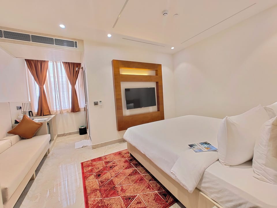 Deluxe Room | Desk, soundproofing, iron/ironing board (on request), WiFi (free)