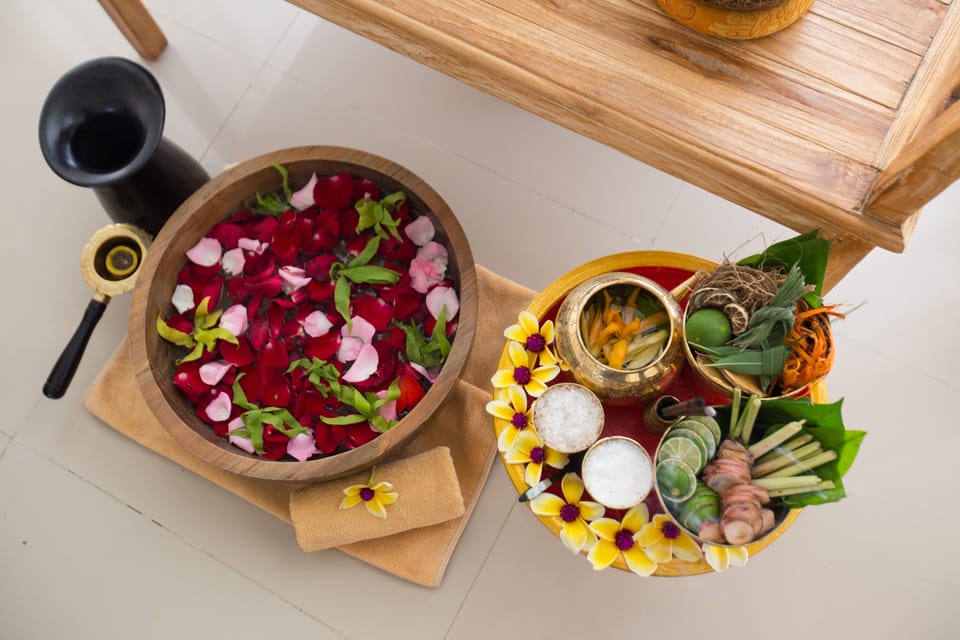 Couples treatment rooms, hot tub, body treatments, aromatherapy