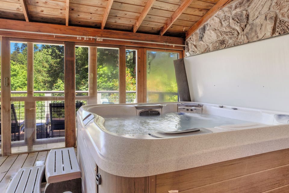 Indoor spa tub