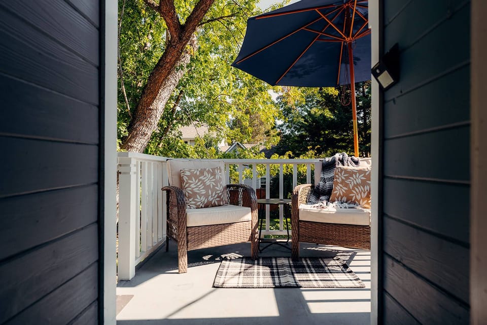 Seasonal balcony seating