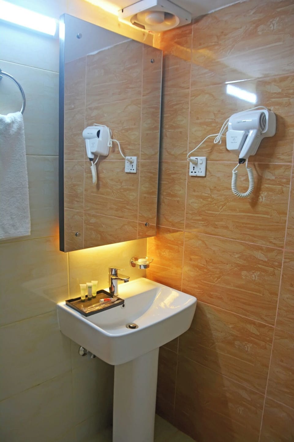 Deluxe Double Room, City View | Bathroom | Free toiletries, towels, soap, shampoo