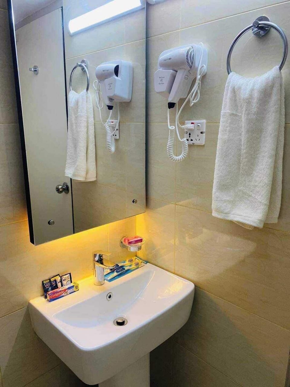 Deluxe Room, City View | Bathroom | Free toiletries, towels, soap, shampoo