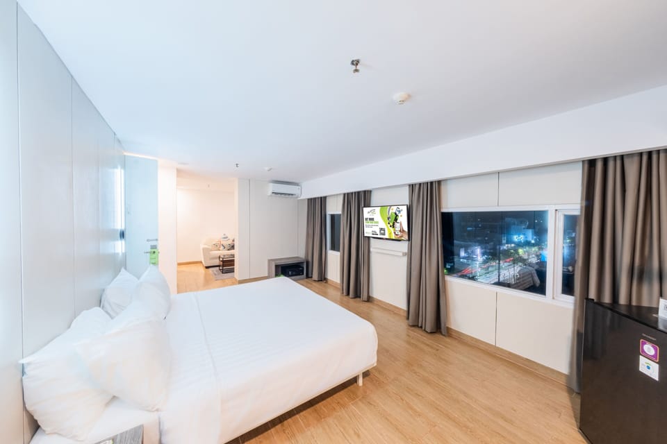 Grand Room | Premium bedding, in-room safe, desk, WiFi (free)