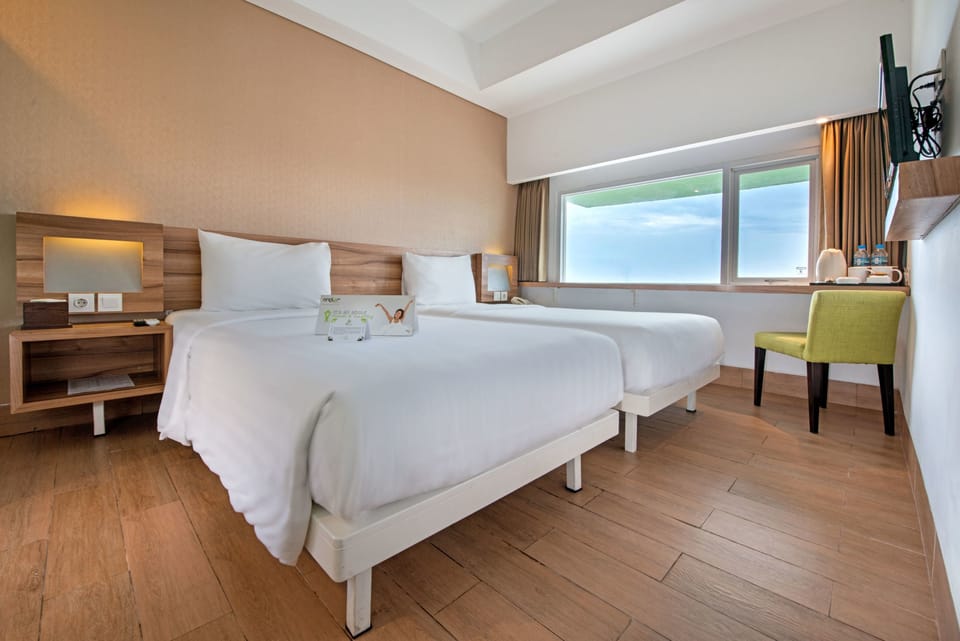Premium bedding, in-room safe, desk, WiFi (free)