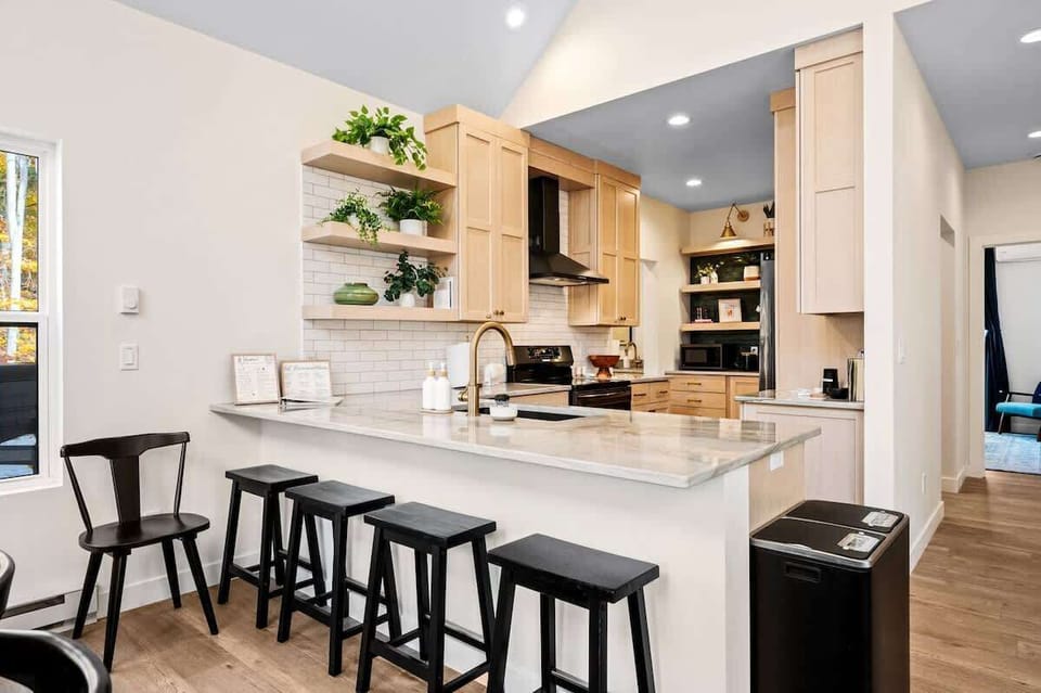 The fully equipped kitchen is ready for meals of any kind, with high-end appliances and ample space for cooking and dining