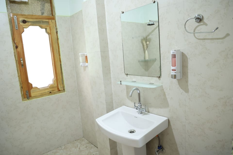 Deluxe Double Room, Courtyard View | Bathroom | Shower, slippers, bidet, towels