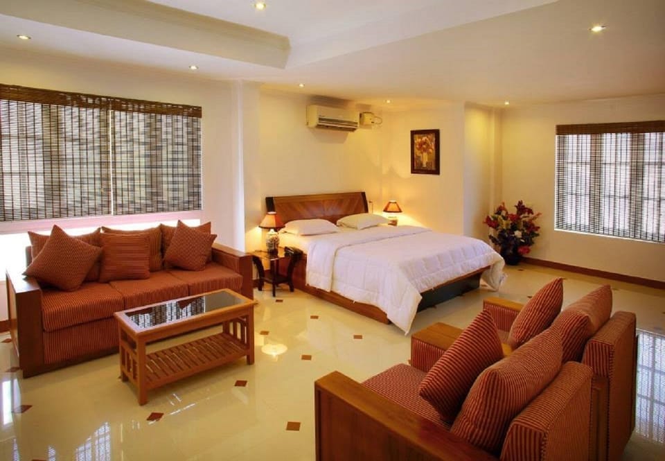 Deluxe Room | 1 bedroom, premium bedding, desk, iron/ironing board
