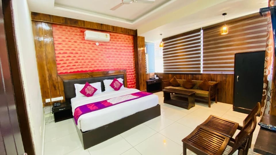 Super Deluxe Room | Iron/ironing board, free WiFi