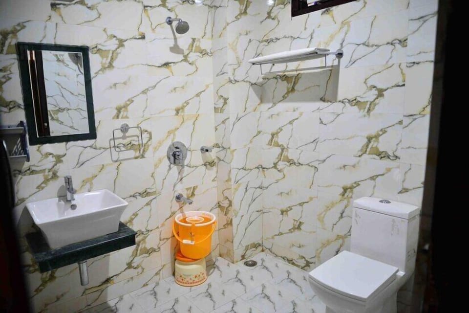 Executive Room | Bathroom | Towels, soap, shampoo, toilet paper