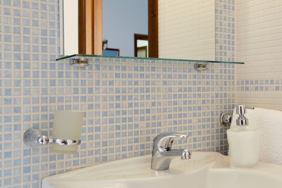 Double Room, Balcony | Bathroom | Shower, free toiletries, hair dryer, bidet