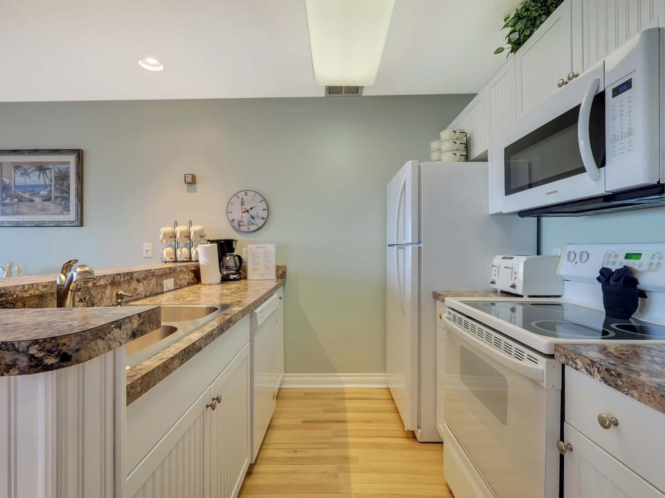 Spacious Kitchenette