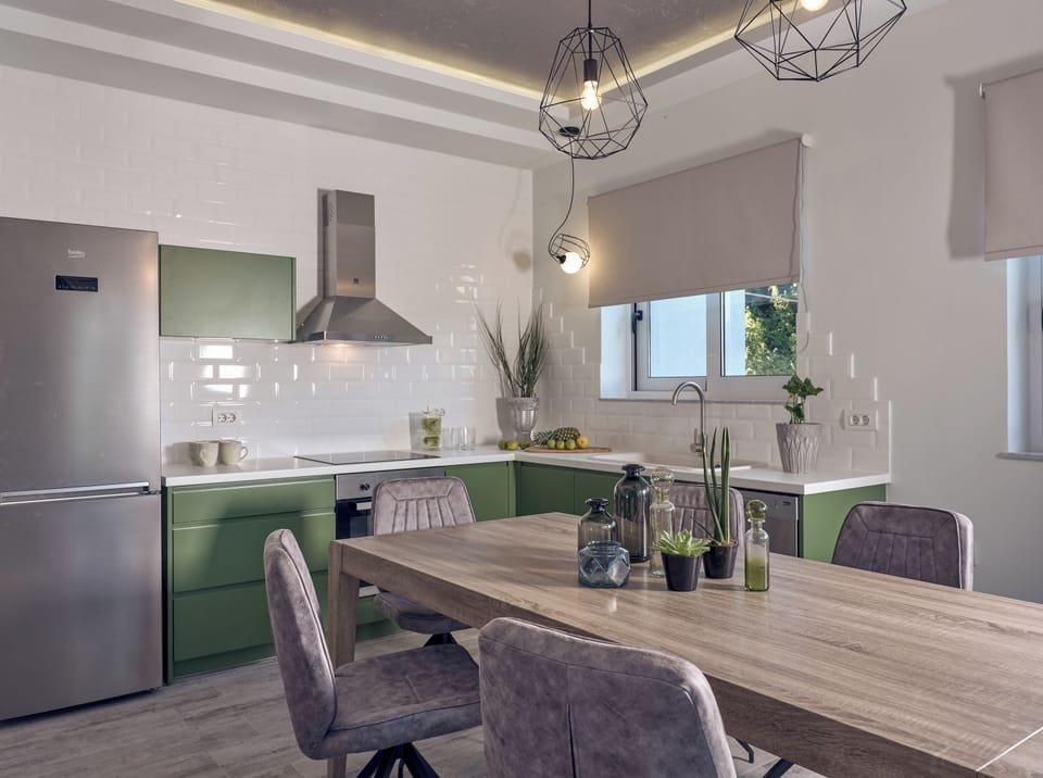 The self-catering kitchen guarantees days filled with family meals. 