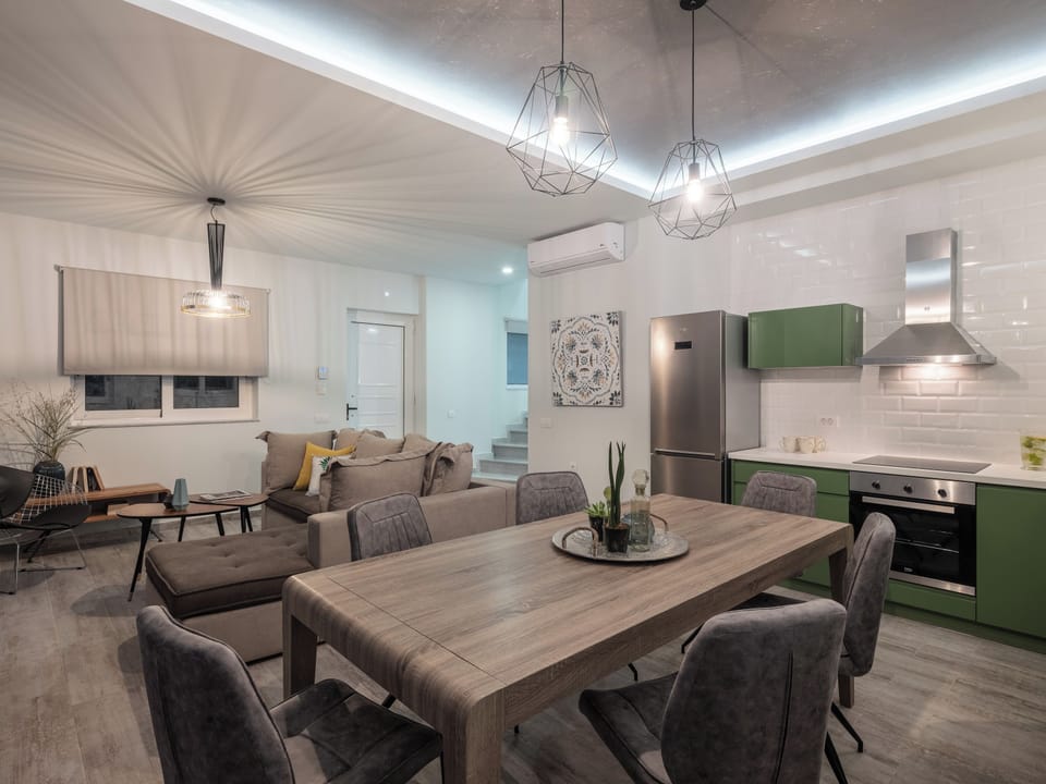 The living area offers a cozy retreat with a 42’ Smart TV.