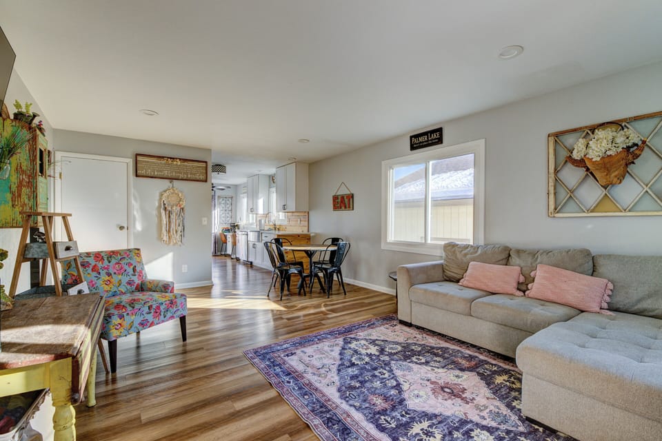 Light and bright open concept upper level