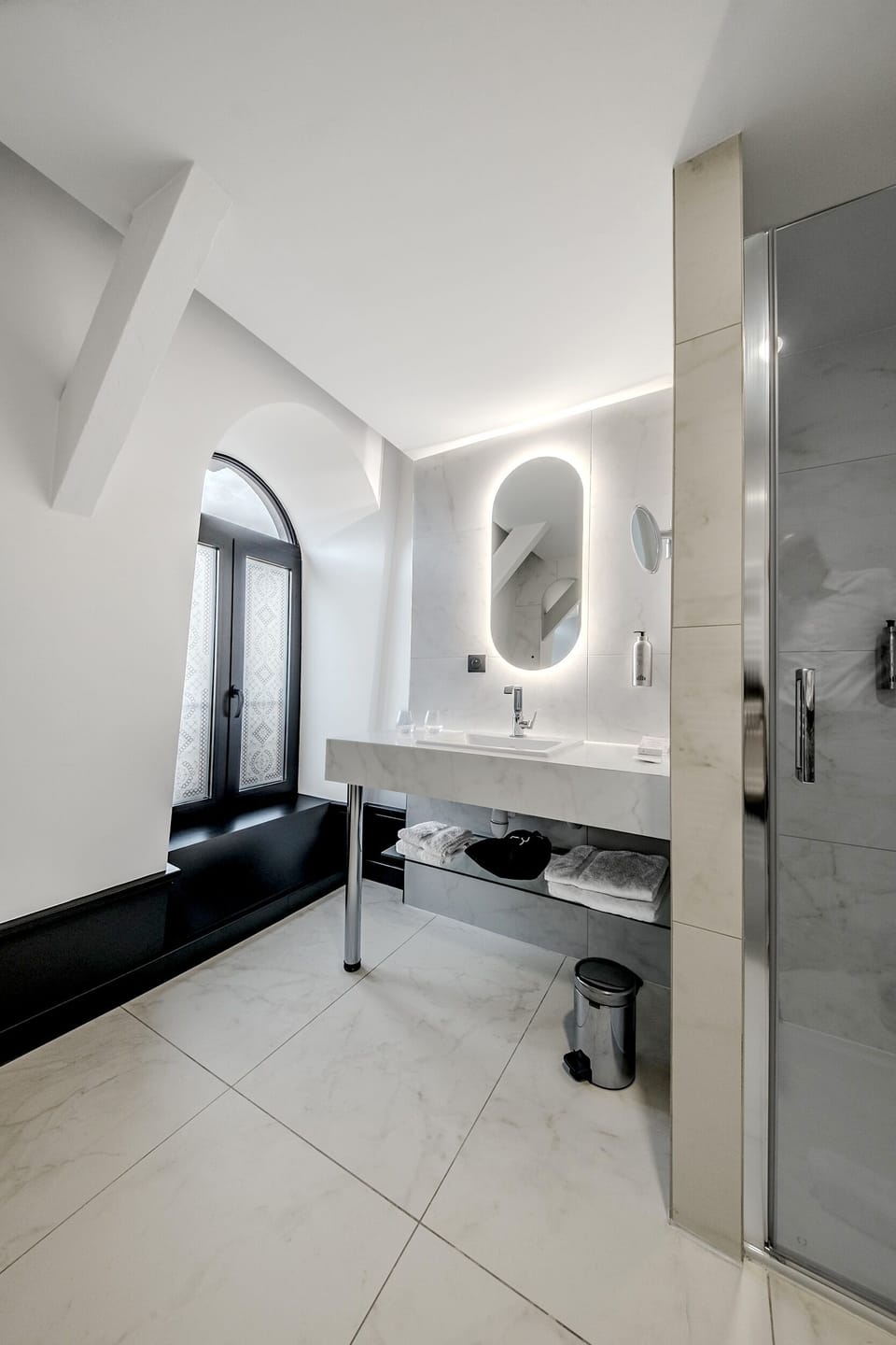 Deluxe Room | Bathroom | Hair dryer, bathrobes, towels