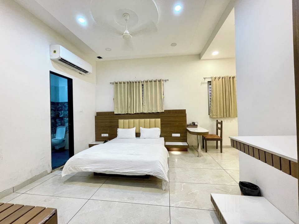 Deluxe Double Room | Premium bedding, WiFi (free)