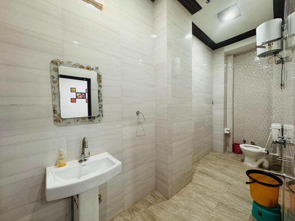 Family Room | Bathroom | Shower, towels, soap, shampoo