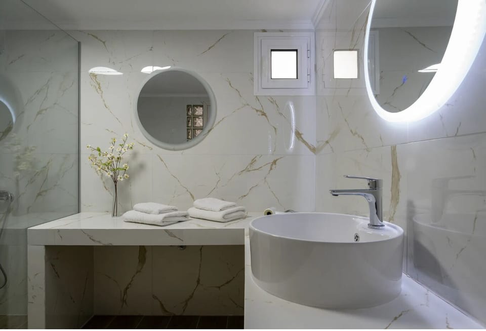Deluxe Triple Room | Bathroom | Hair dryer, towels