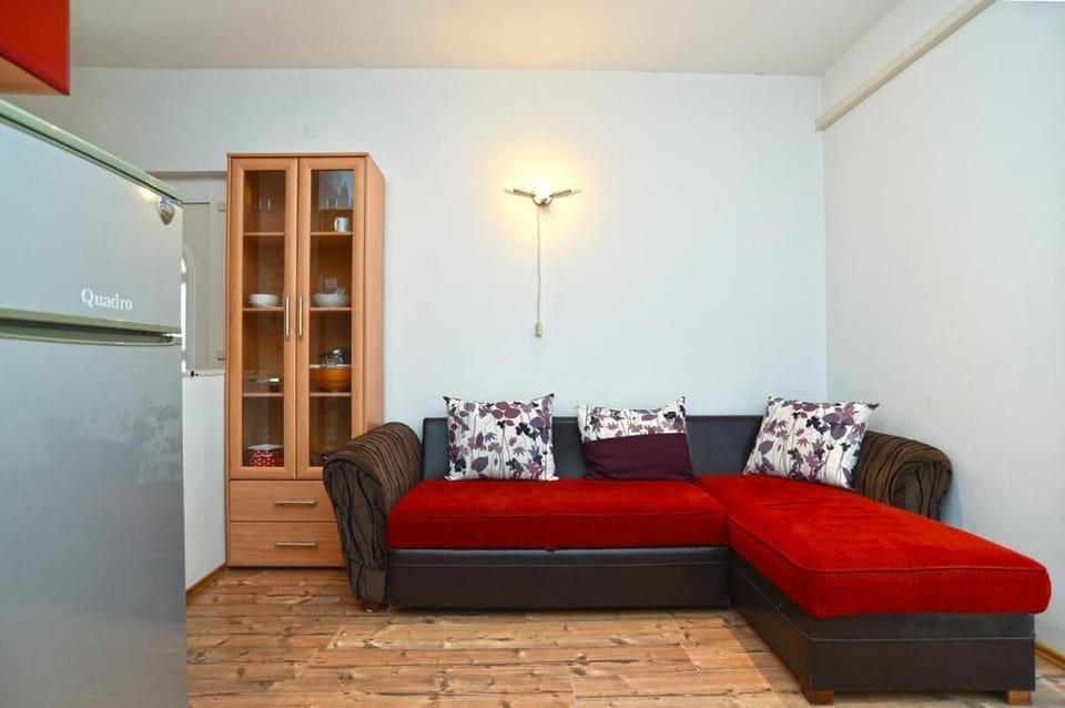 Apartment, 1 Bedroom, Patio, Pool View | Living room