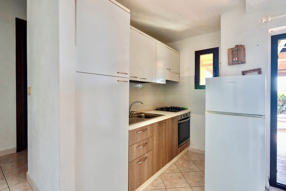 Apartment | Private kitchen | Full-size fridge, oven, cookware/dishes/utensils, dining tables