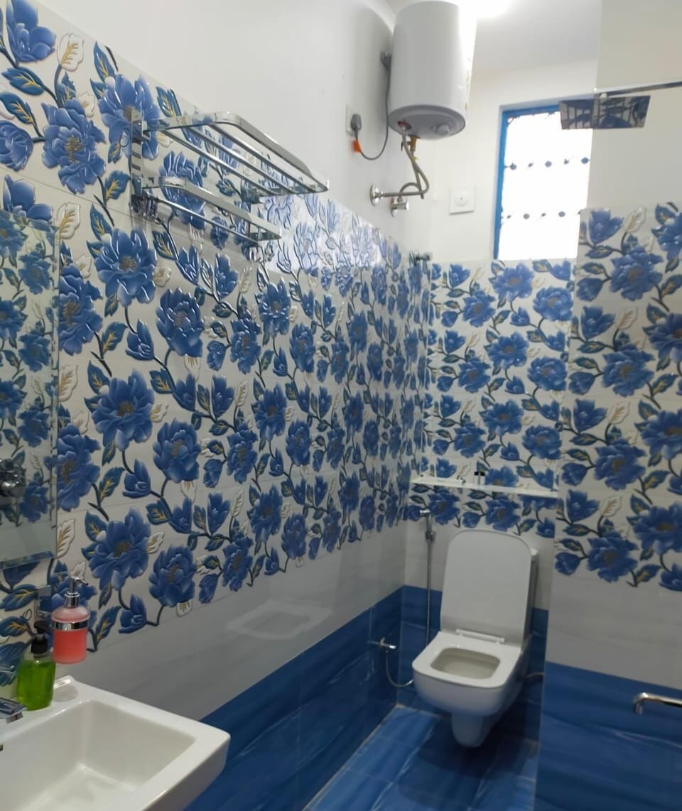 Deluxe Double Room | Bathroom | Shower, towels, soap, shampoo