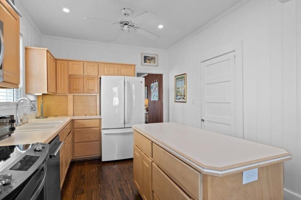 House, 5 Bedrooms | Private kitchen | Fridge, oven, coffee/tea maker, toaster