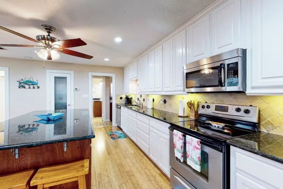 Vacation meals, easy in a stocked kitchen, luxury countertops, modern appliances