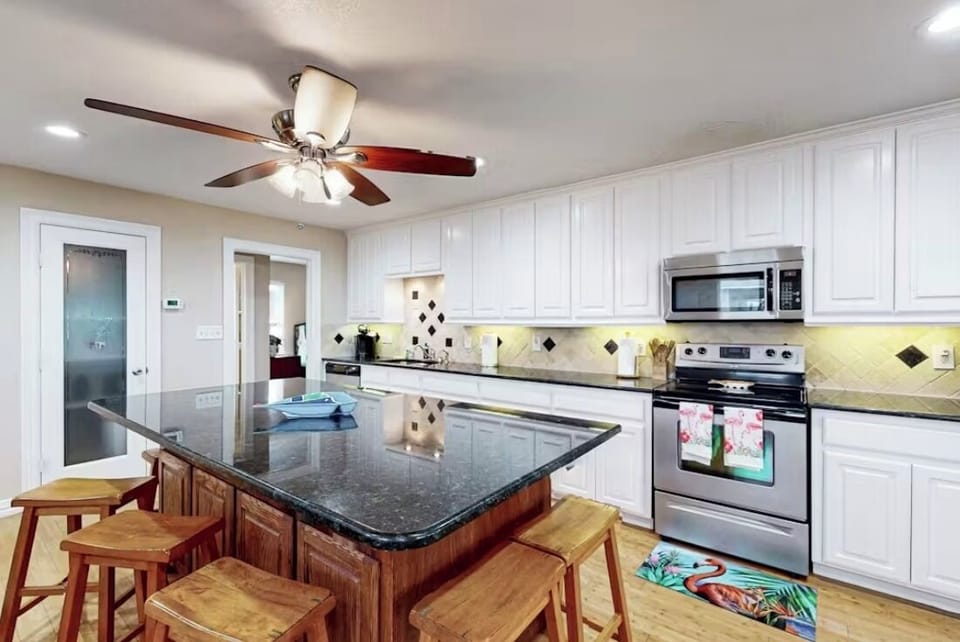 Vacation meals, easy in stocked kitchen with new luxury countertops & appliances