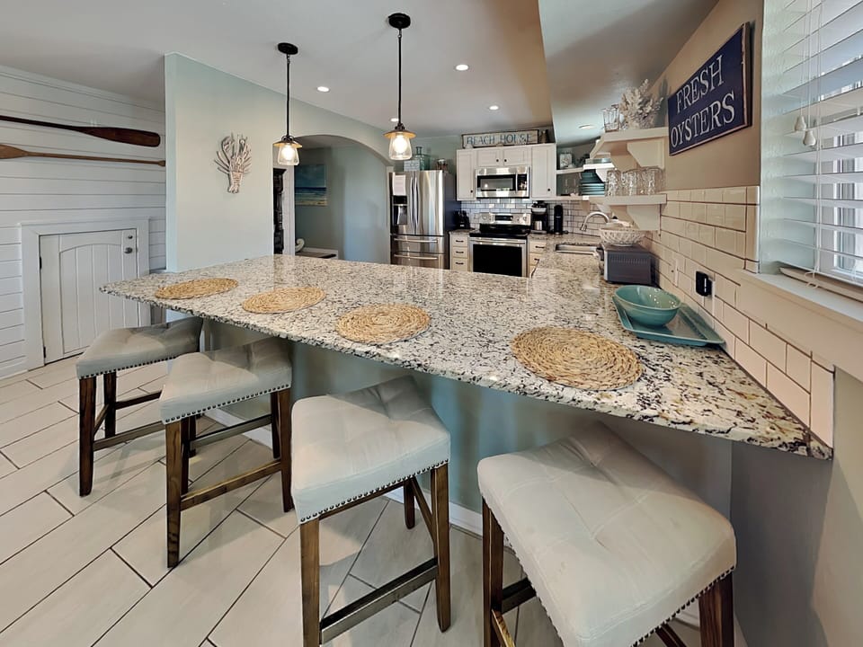 Full Kitchen - Countertop Seating For 4